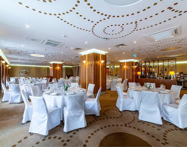  ресторан Crown Hotel