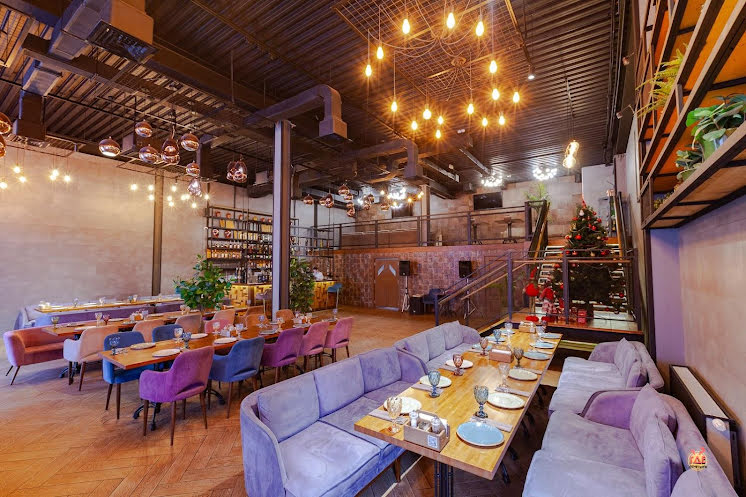 Основной зал в «Вино и Хинкали» фотография №7