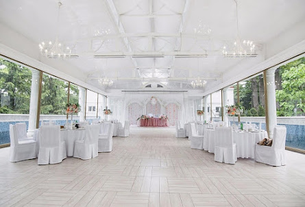 Банкетный зал «Зал торжеств» в Банкетный зал «Винный погреб»