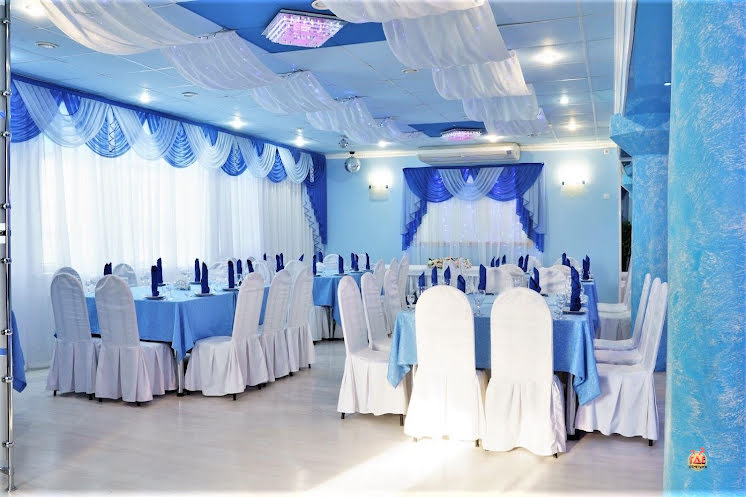 Основной зал в «Кураж на Кубанской» фотография №8