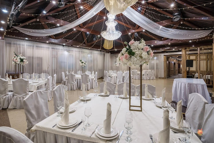 Большой зал в «Люкс» фотография №4