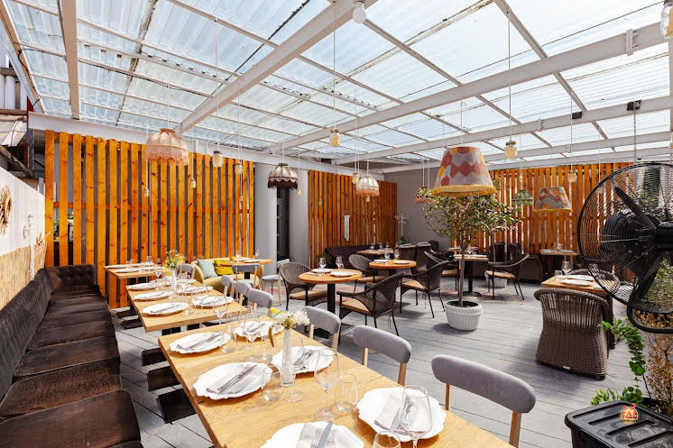 Большая летняя веранда в «Food Embassy» фотография №4