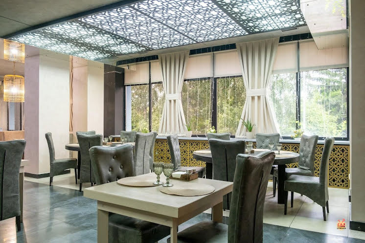 Основной зал в «Курица или Рыба» фотография №10