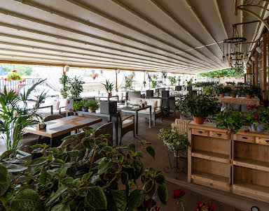  ресторан GRAND Урюк на Ленинградском