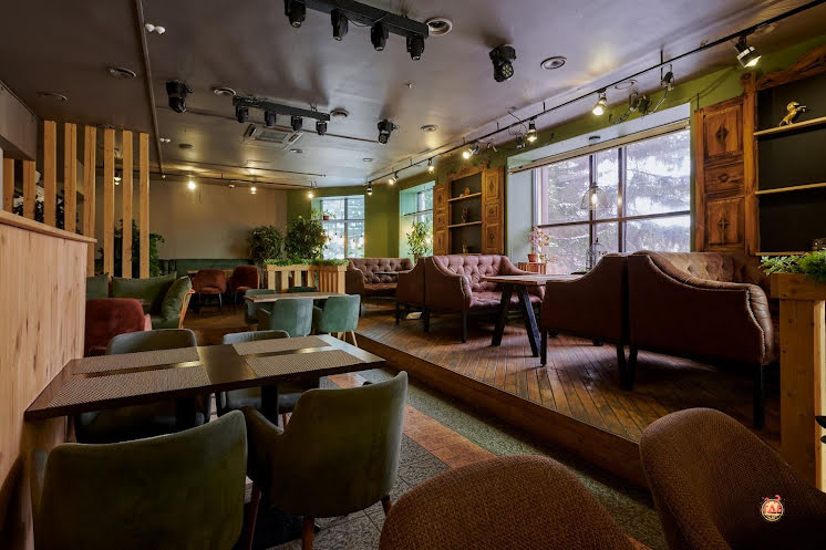 Зал на 2 этаже  в «Корова на бочке на Карла Маркса» фотография №4