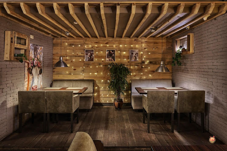 Основной зал в «Корова на бочке на 70 лет Октября» фотография №14