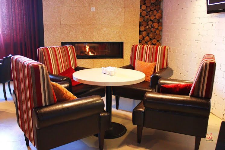 Переговорная VIP-зона с камином в «Бенефит Плаза» фотография №1