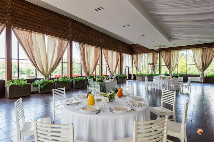 Банкетный зал Ostrov Hall в «Рыболовная усадьба - Парк-отель Остров» фотография №16