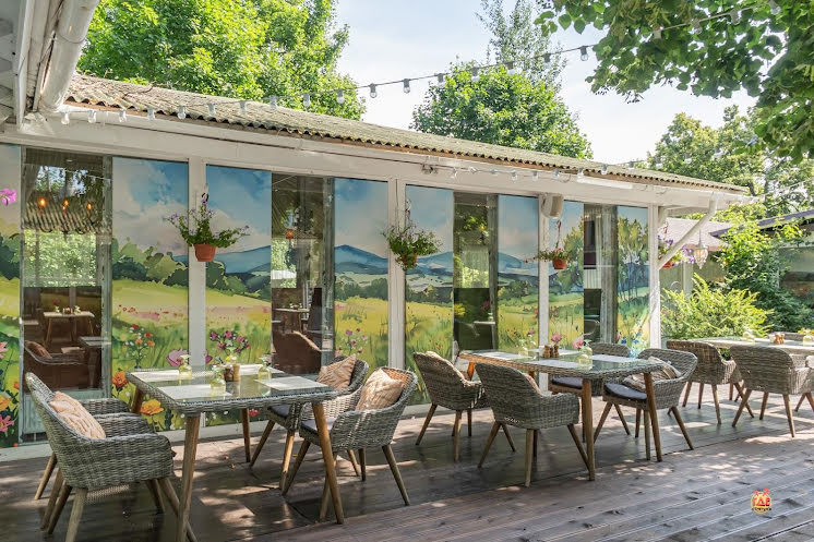 Крытая галерея и цветущий сад в «Поляна» фотография №1