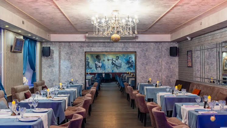 Зал со сценой  в «Noisy River» фотография №3