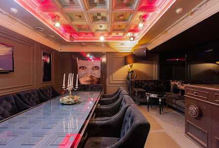 Темный зал в Малый зал