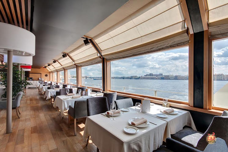 Застекленная палуба  в «Ресторан-теплоход "Volga-Volga"» фотография №17