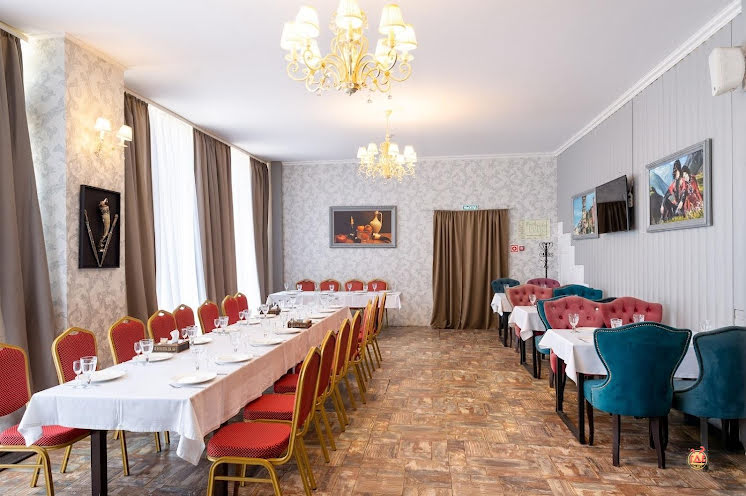 Основной зал в «Иверия на Комарова» фотография №14