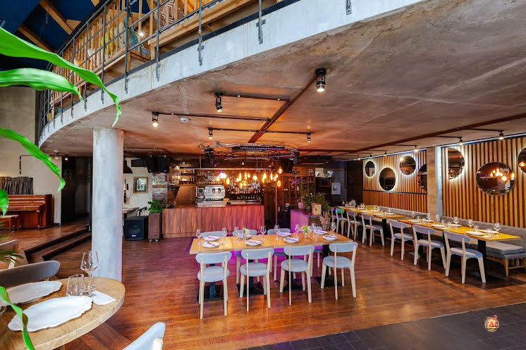 Зал на 1 этаже в «Food Embassy» фотография №13