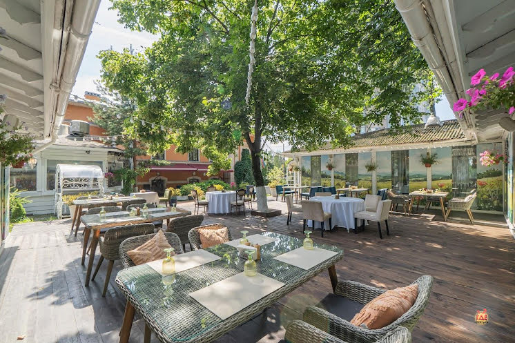 Крытая галерея и цветущий сад в «Поляна» фотография №11