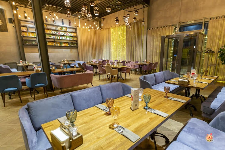 Основной зал в «Вино и Хинкали» фотография №19