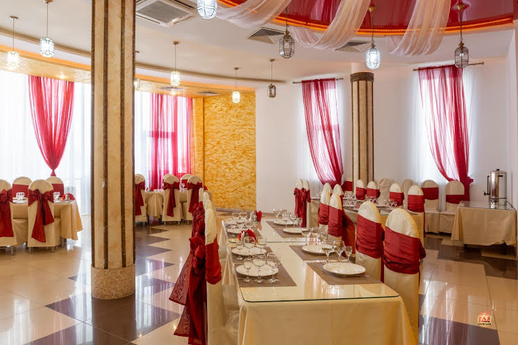 Зал «Бордовый» в «У Озера ​на Героев Космоса» фотография №5