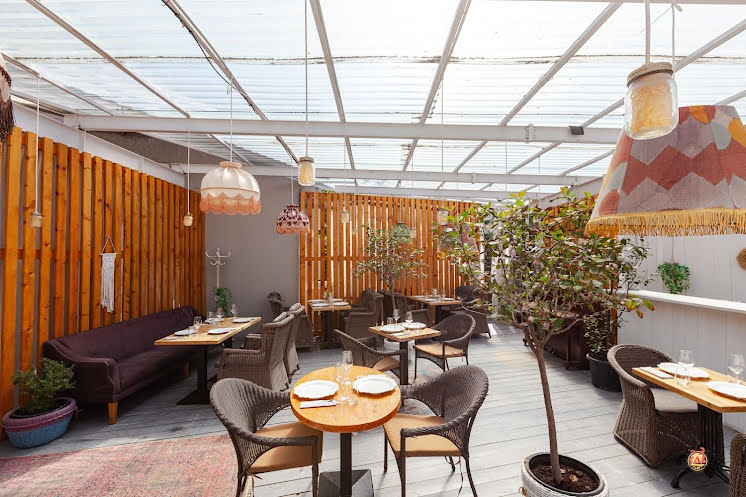 Большая летняя веранда в «Food Embassy» фотография №13