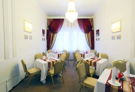 Красный зал в Зеленый зал