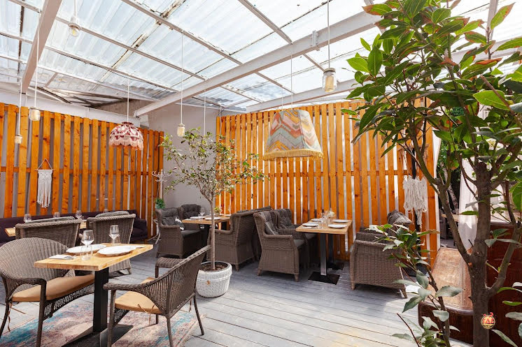 Большая летняя веранда в «Food Embassy» фотография №6