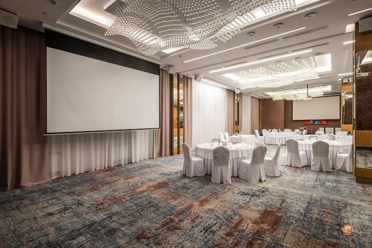 Банкетный зал Conrad Waldorf Astoria в «DoubleTree by Hilton Novosibirsk» фотография №8