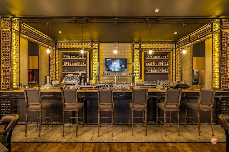 Основной зал в «Колбасофф Мичуринский» фотография №3