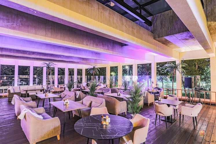 Основной зал в «The Villa» фотография №18