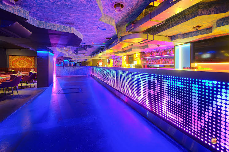 Основной зал  в «Руки ВВерх! Бар на Московском» фотография №4