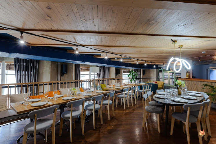 Зал на 2 этаже в «Food Embassy» фотография №3