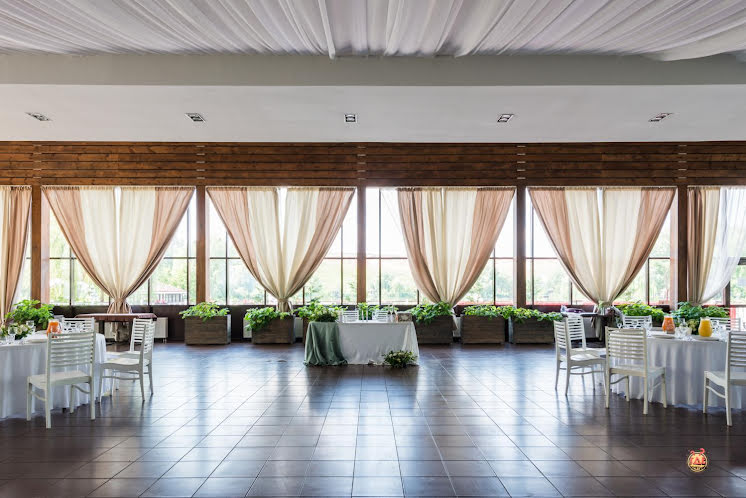 Банкетный зал Ostrov Hall в «Рыболовная усадьба - Парк-отель Остров» фотография №17