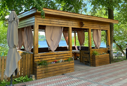 Левая беседка в Левая беседка