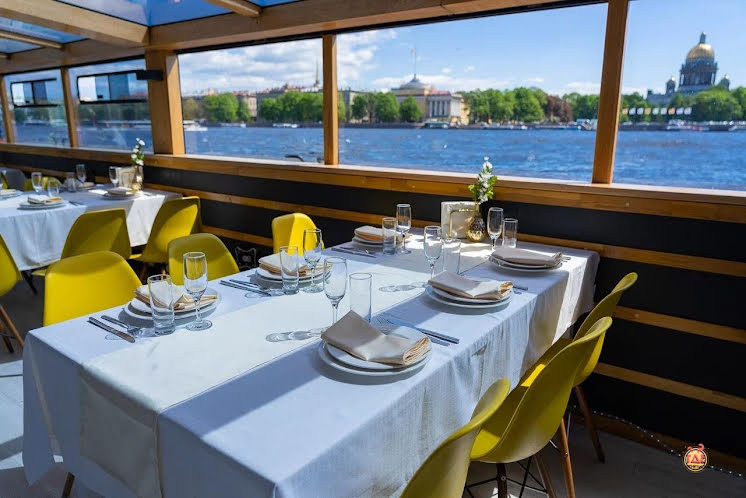 Основной зал в «Теплоход "Альта"» фотография №2