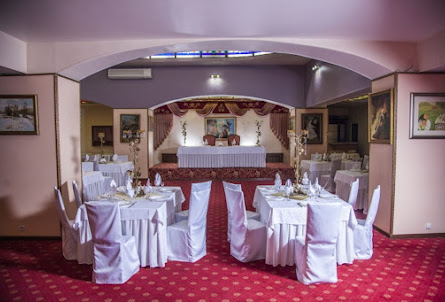 Зал «Витражный» в Зал «Хрустальный»