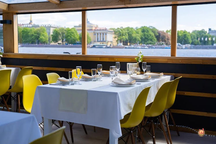 Основной зал в «Теплоход "Альта"» фотография №6