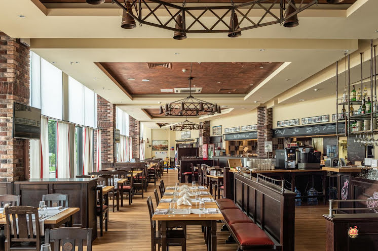 Зал ресторана BRAUPLATZ в «Cosmos Yaroslavl Hotel» фотография №2