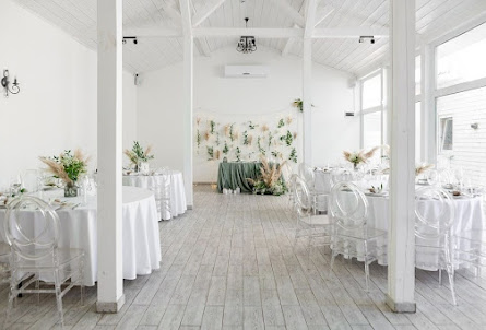 Дом на берегу с верандой в Замок на берегу