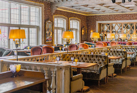 Зал «Амфитеатр» в Зал «Библиотека»