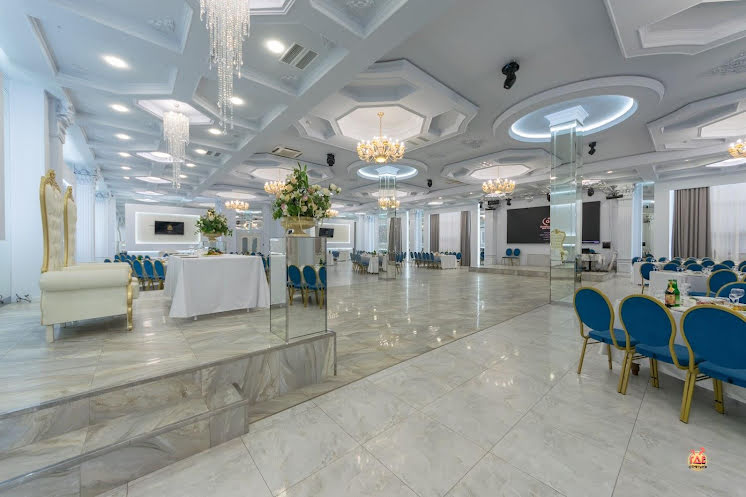 Зал первого этажа в «Golden Plaza» фотография №3