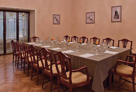 Зал «Достоевский» в Зал «Тургенев»