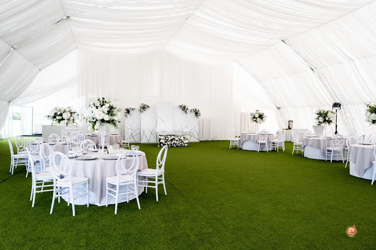 Шатер на газоне  в «Адмирал» фотография №3