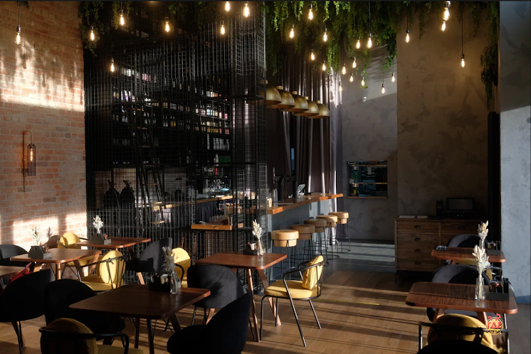 Основной зал в «Moriarty Bar & Kitchen» фотография №2