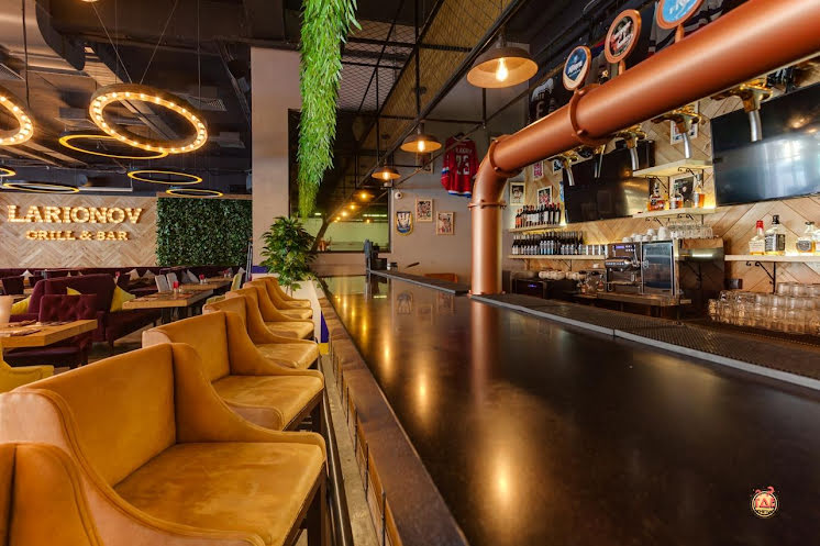 Основной зал в «Larionov grill&bar в г. Московский» фотография №9