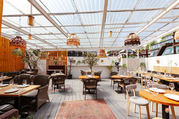 Большая летняя веранда в «Food Embassy» фотография № 1
