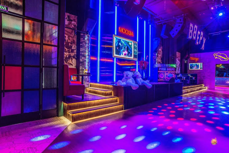 Зал ресторана  в «Руки ВВерх! Бар Автозаводская» фотография №13