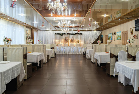 Зал на 120 человек в Зал на 8 человек