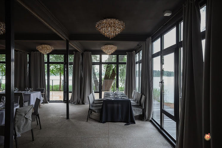 Панорамный зал с террасой на воде в «Берег Желаний» фотография №3