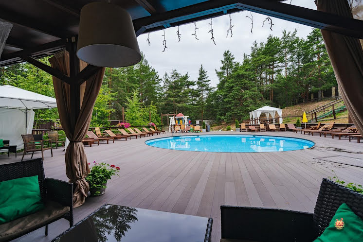 LOUNGE-ЗОНА у открытого бассейна  в «Старая Мельница» фотография №3