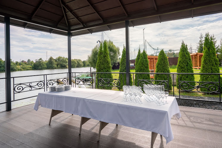 Терраса у озера в «Крёкшино парк» фотография №1