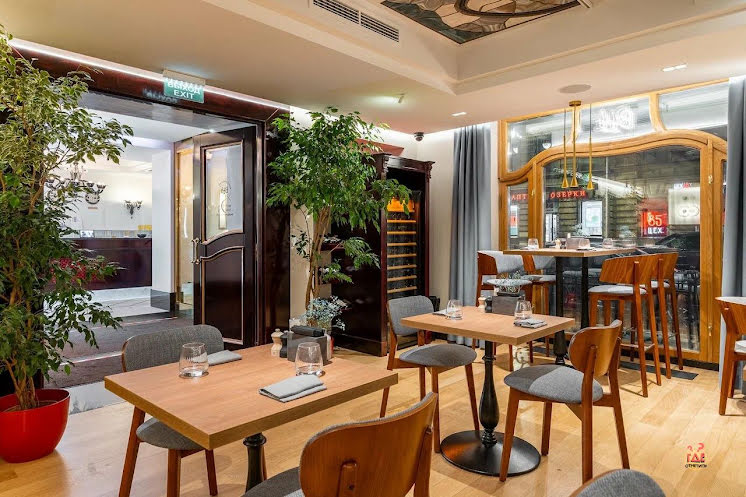 Основной зал  в «BISTROT 44» фотография №6