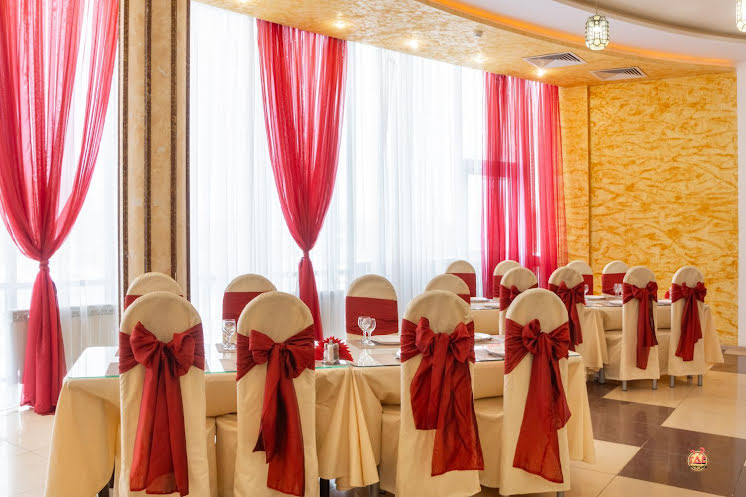 Зал «Бордовый» в «У Озера ​на Героев Космоса» фотография №6